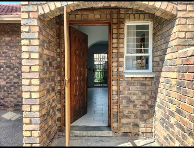 3 BEDROOM TOWNHOUSE FOR SALE IN BIRCHLEIGH NORTH